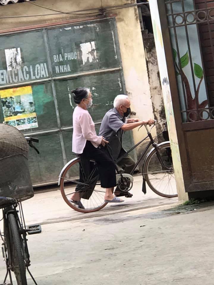 Mẩu chuyện nhỏ trước ngõ của hai ông bà và chiếc xe đạp khiến ai nấy đều thích thú