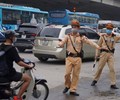 Chuẩn bị những loại giấy tờ gì mang theo để không bị phạt khi CSGT dừng xe kiểm tra 