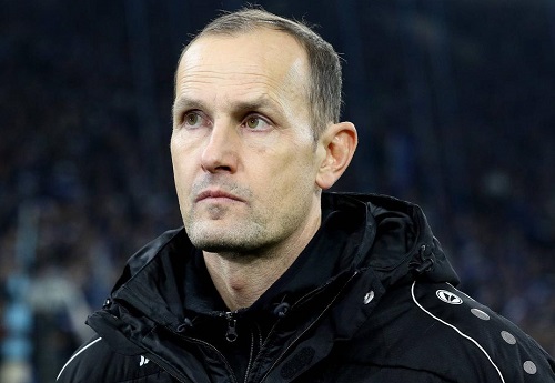 HLV của Augsburg bị cấm chỉ đạo vì... đi mua kem đánh răng