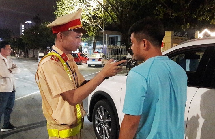 Hà Nội Tước giấy phép lái xe 23 tháng đối với tài xế vi phạm nồng độ cồn ở mức kỷ lục