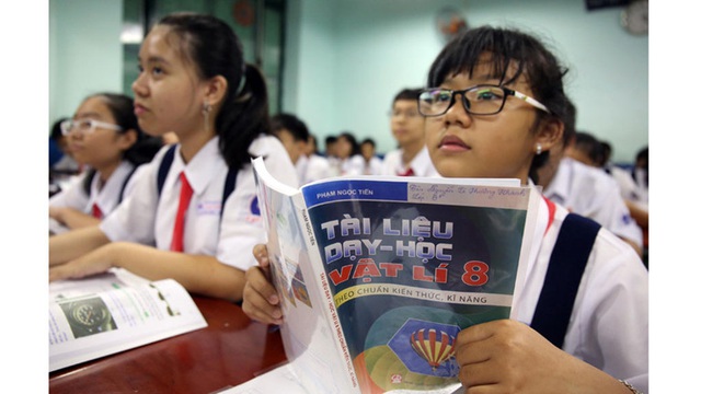 Biên soạn sách giáo khoa mới, Bộ Giáo dục “trâu chậm… uống nước đục”