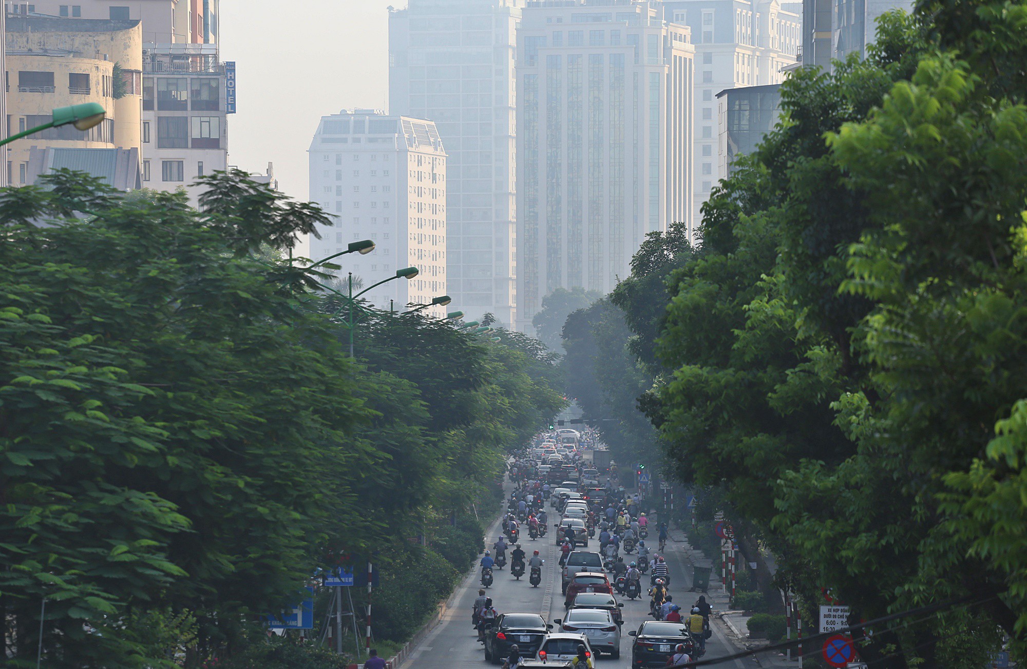 Chỉ số chất lượng không khí tại Hà Nội tính đến chiều ngày 165, đang ở mức trung bình