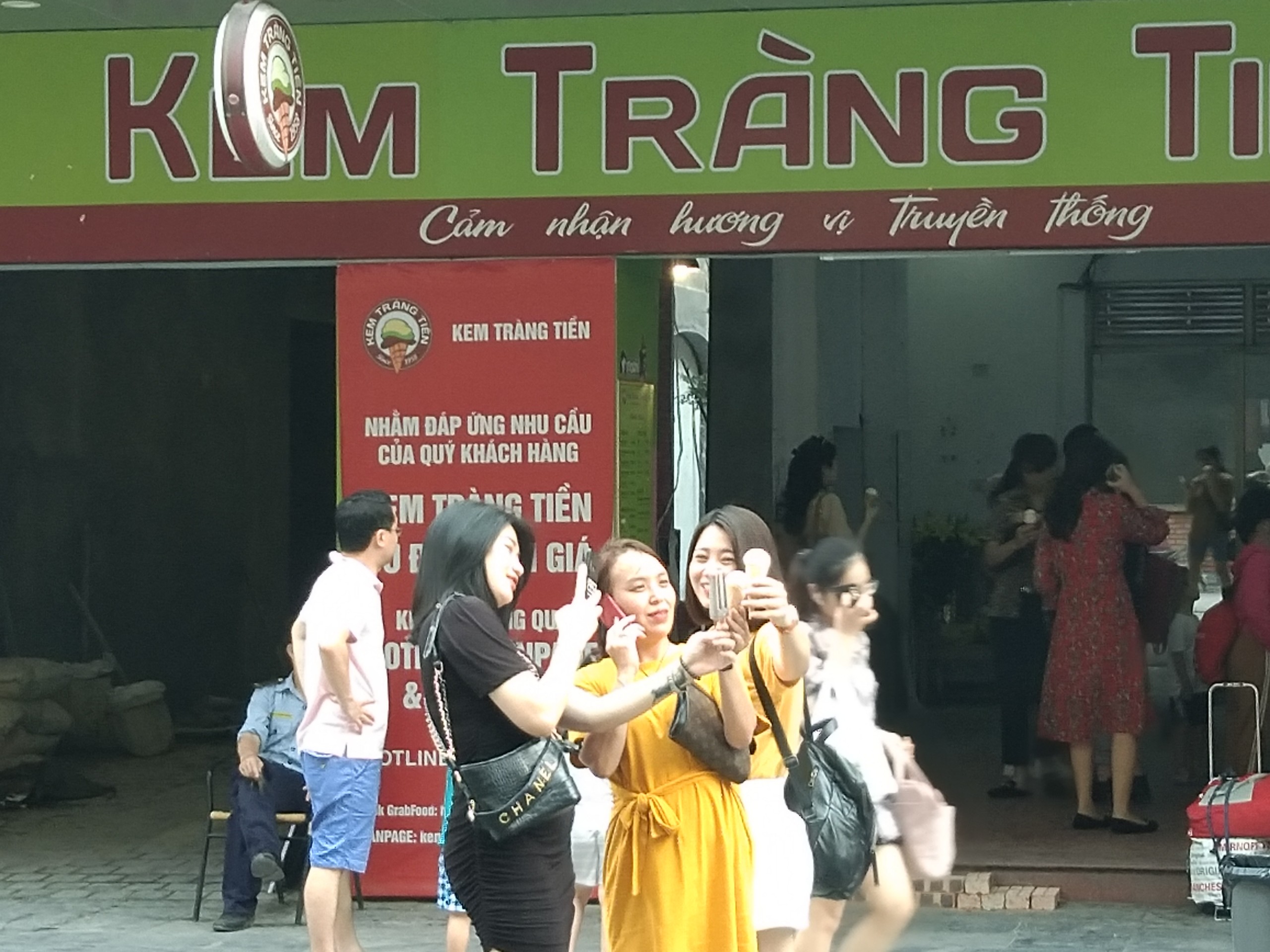 Kem Tràng Tiền vẫn hút khách sau dịch COVID-19