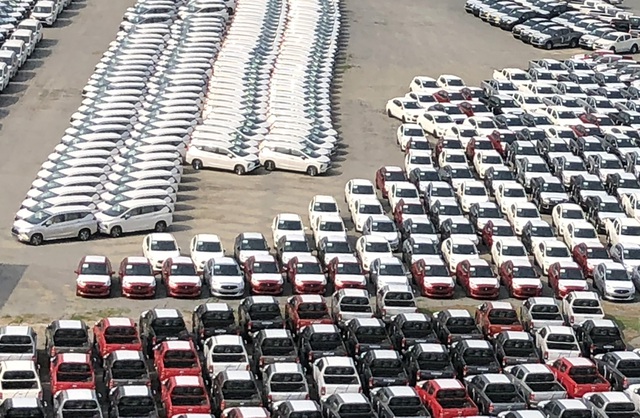 Xe cũ chất đống, xe nhập nghẽn cảng và Vaccine giảm giá