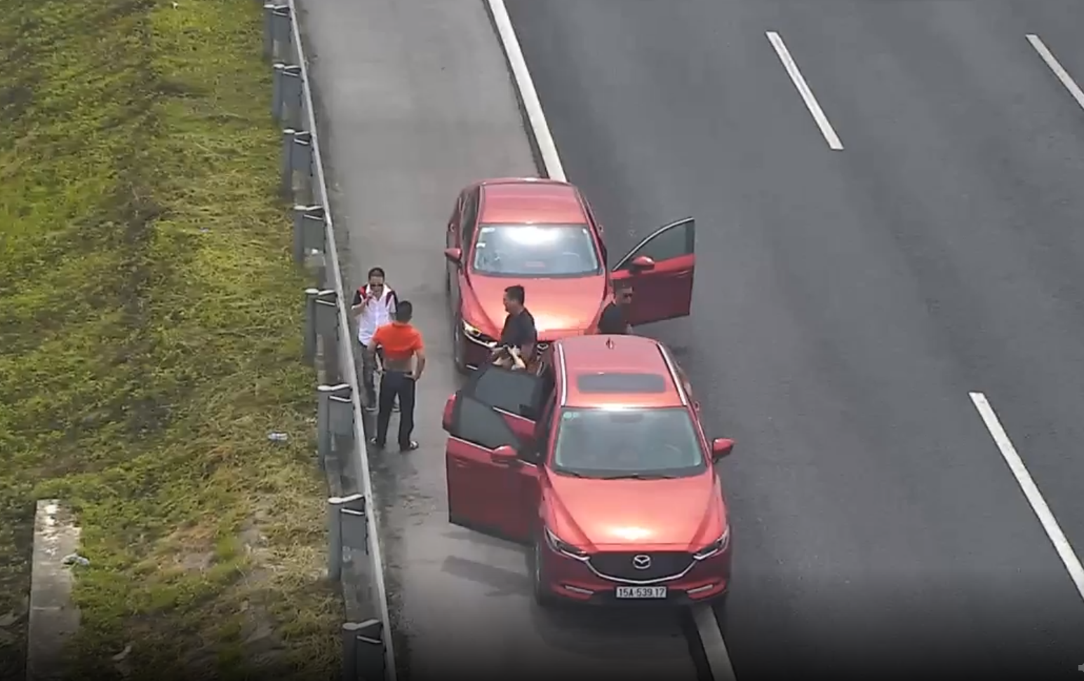 Phạt 7 triệu đồng, tước GPLX 3 tháng đối với 2 tài xế dừng xe trên cao tốc hút thuốc