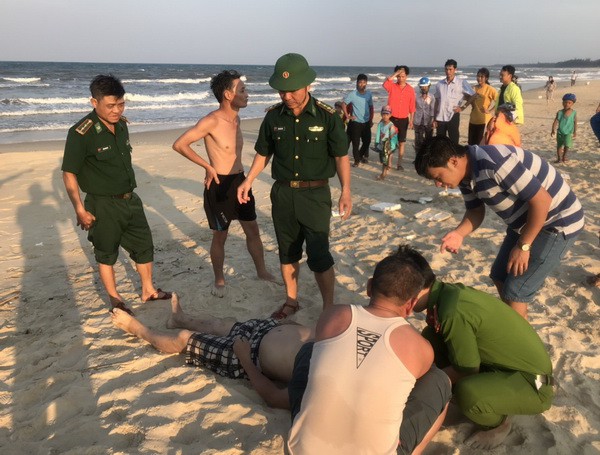 Quảng Trị Hai người tử vong do bị sóng cuốn khi tắm biển