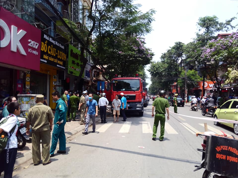 Hà nội Nổ bình gas tại cửa hàng Sushi Việt trên đường Tô Hiệu đúng giờ tan học, gây hoảng loạn người dân