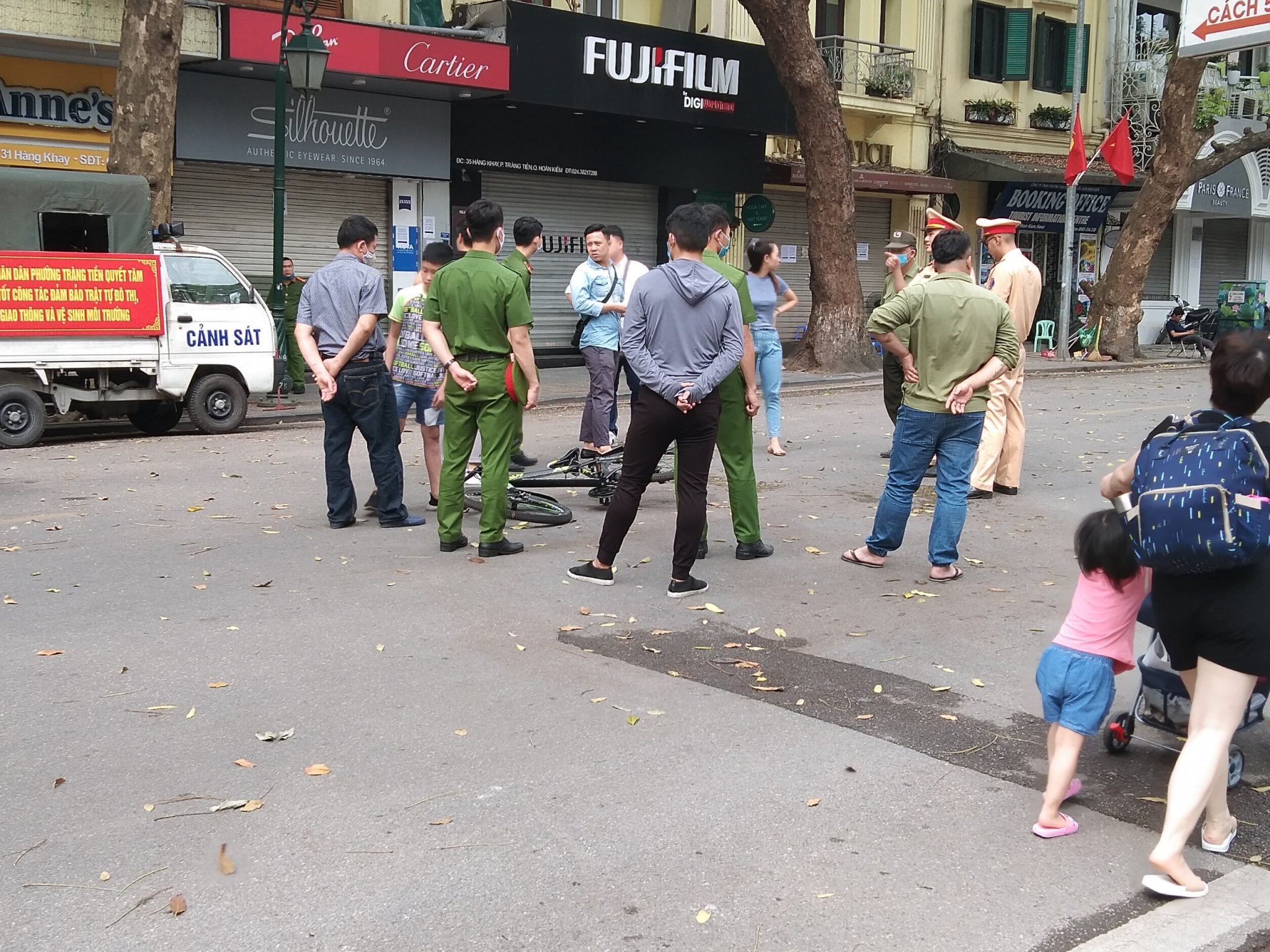 Hà Nội Hy hữu Cụ bà nguy kịch vì bị thiếu niên đi xe đạp tông trên Phố đi bộ