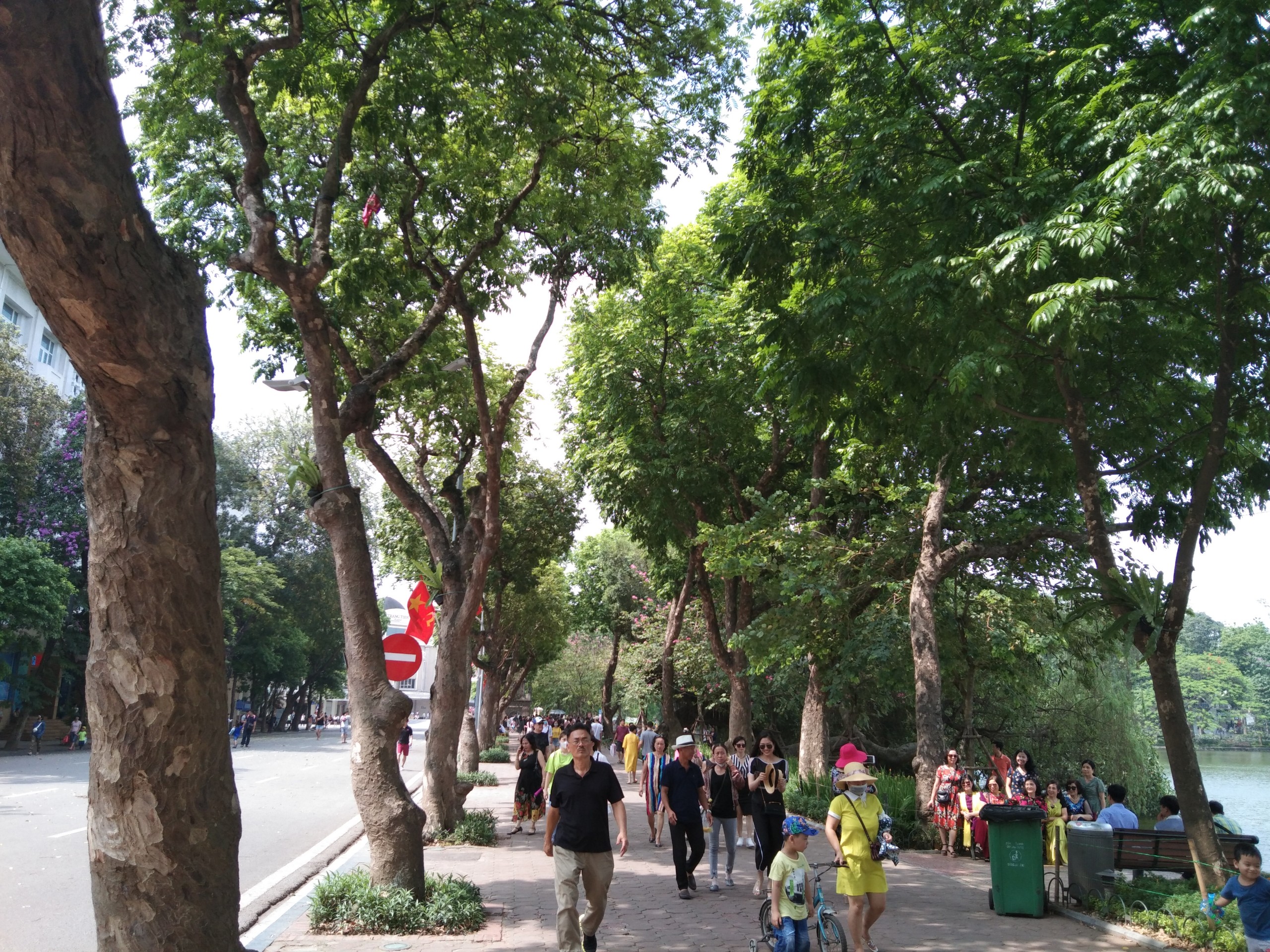 Phố đi bộ hồ Hoàn Kiếm nhộn nhịp trở lại sau dịch COVID-19