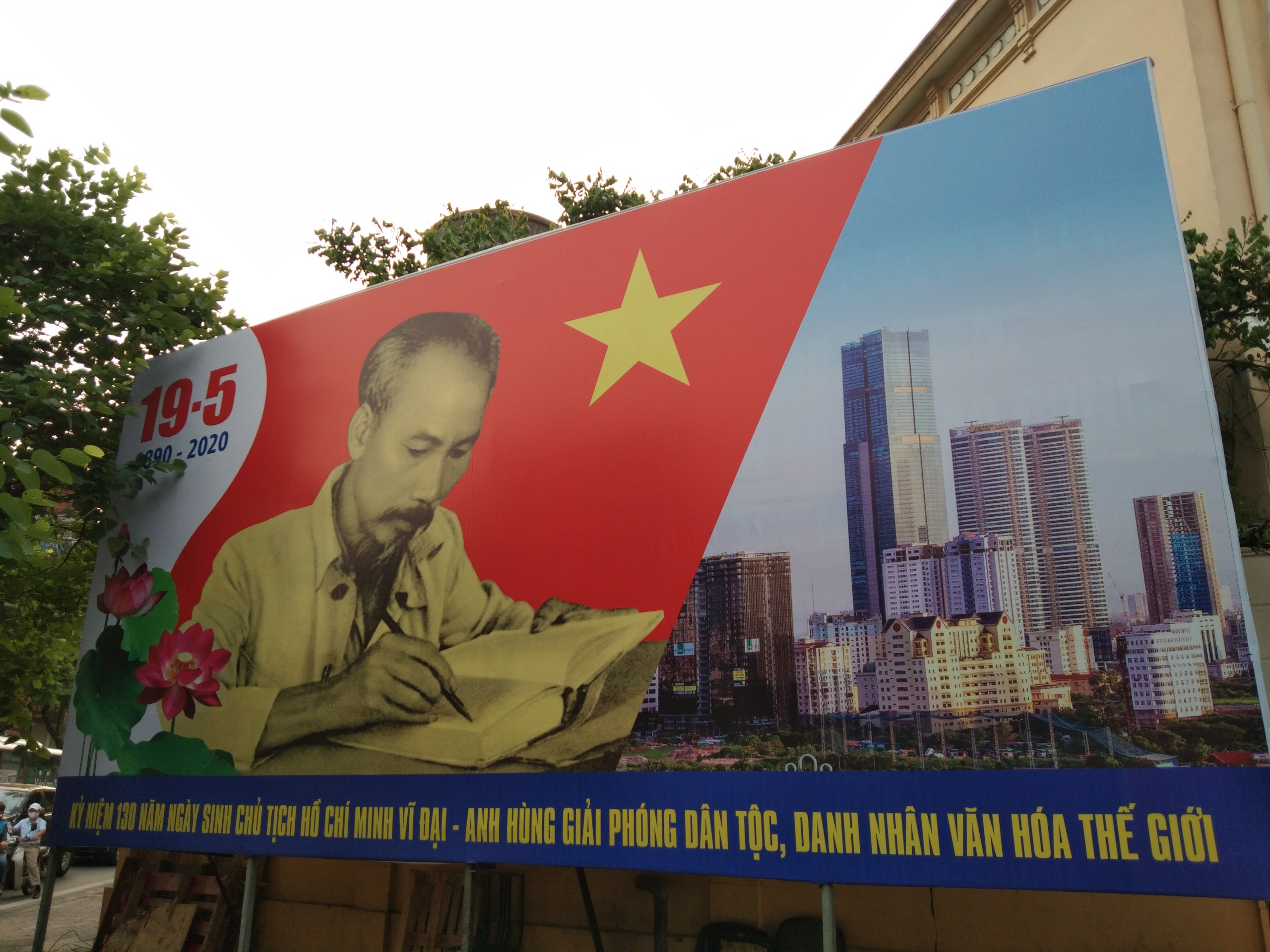 Hà Nội tưng bừng chào mừng lễ kỷ niệm 130 năm ngày sinh Chủ tịch Hồ Chí Minh  