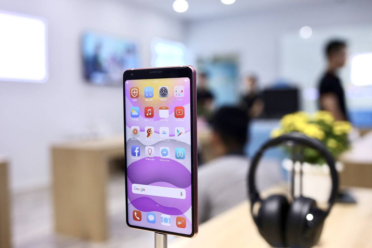 Gấp đôi giá, liệu Bphone B86S có tốt hơn  Vsmart Live 