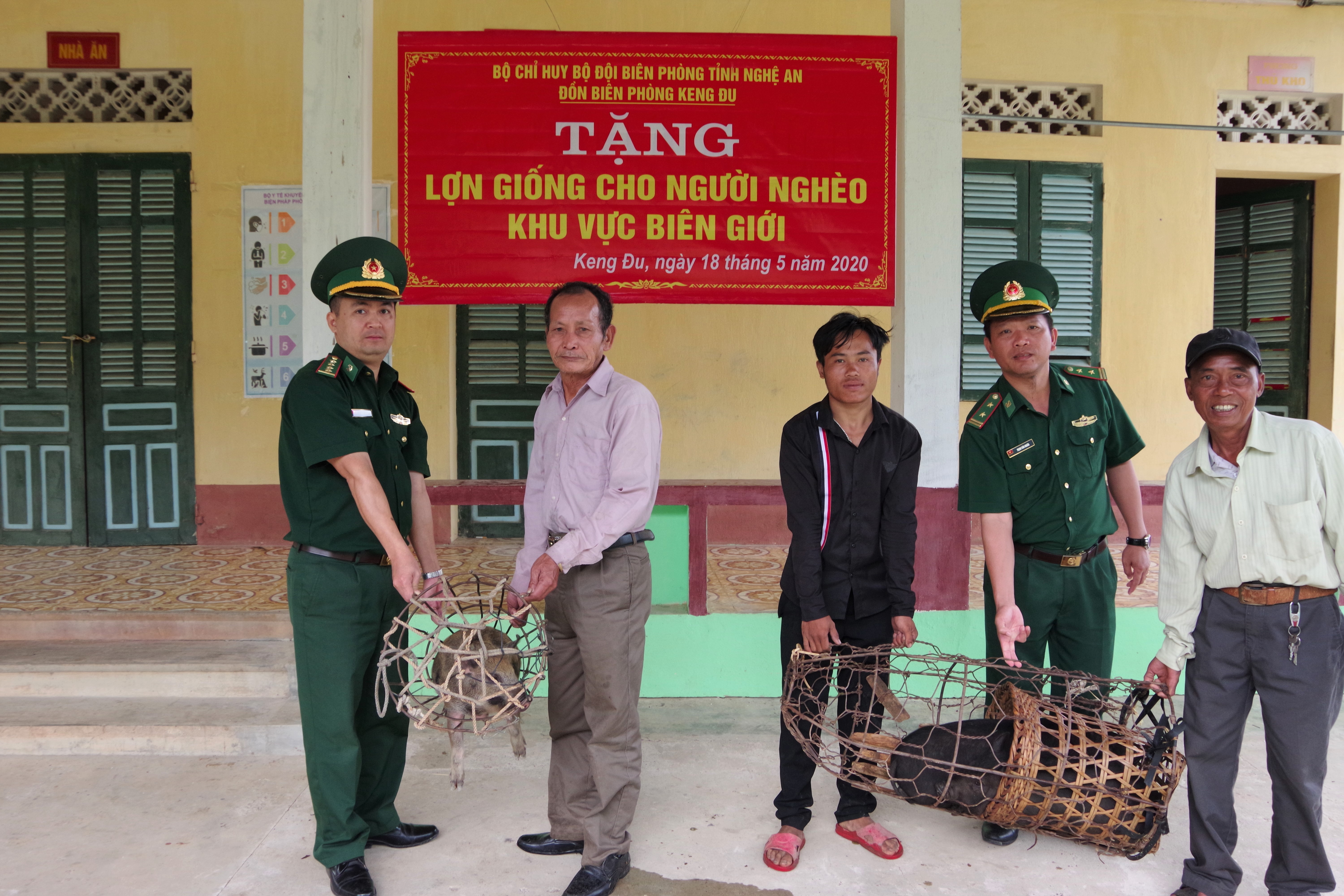 BĐBP Nghệ An Tặng lợn giống cho các hộ nghèo khu vực biên giới