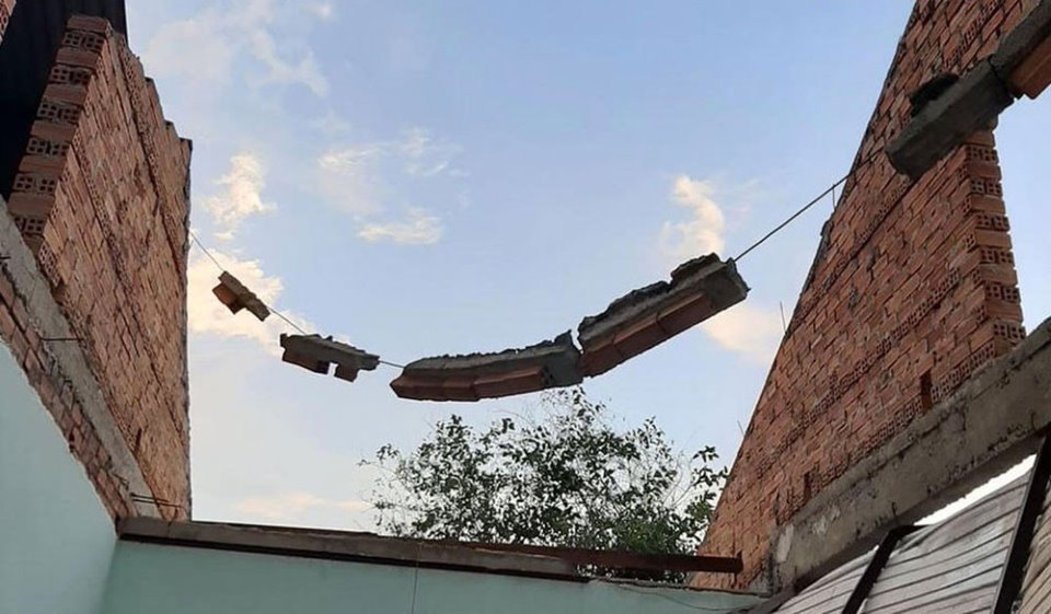 Quảng Bình Mưa dông lốc xoáy khiến 2 người bị thương, hàng chục nhà tốc mái