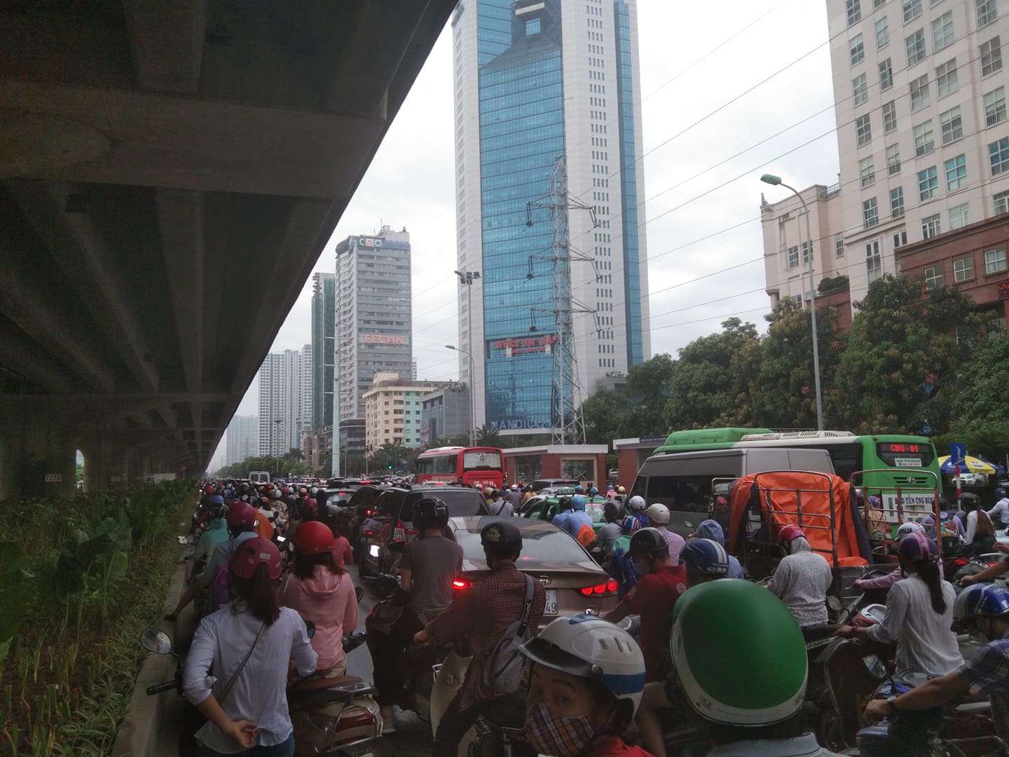 Hà Nội kẹt cứng sau cơn mưa lớn sáng nay