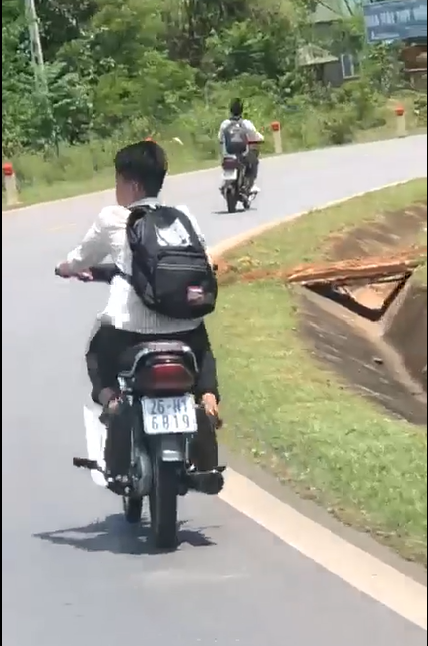 Sơn La Clip nhóm nam học sinh đi xe máy không đội mũ bảo hiểm đánh võng trên đường