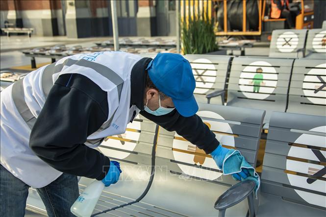 WHO khuyến cáo dùng giẻ lau bề mặt thay vì phun khử trùng để ngừa COVID-19