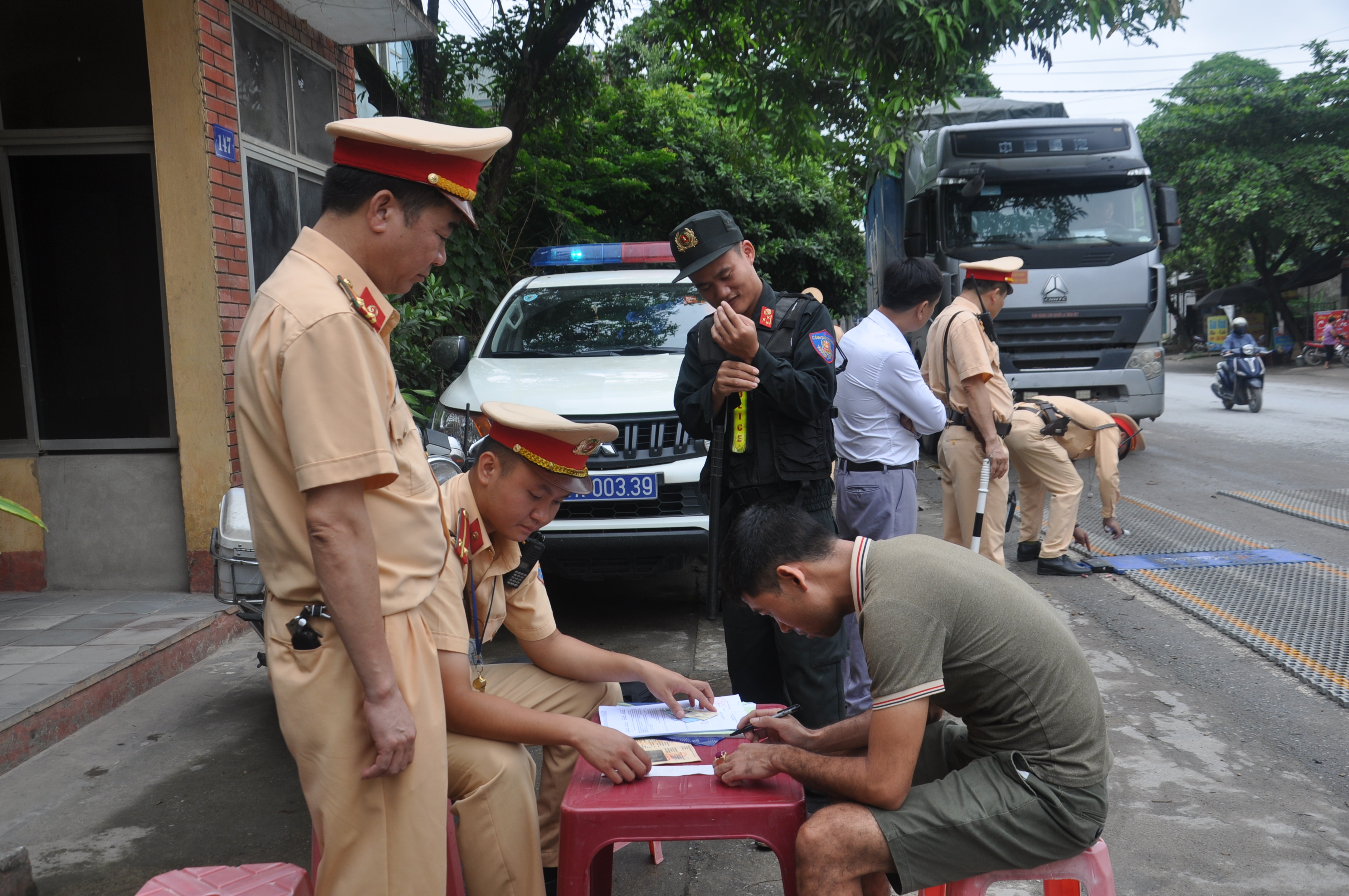 Mua bảo hiểm nào, giá bao nhiêu tiền để không bị phạt khi CSGT kiểm tra