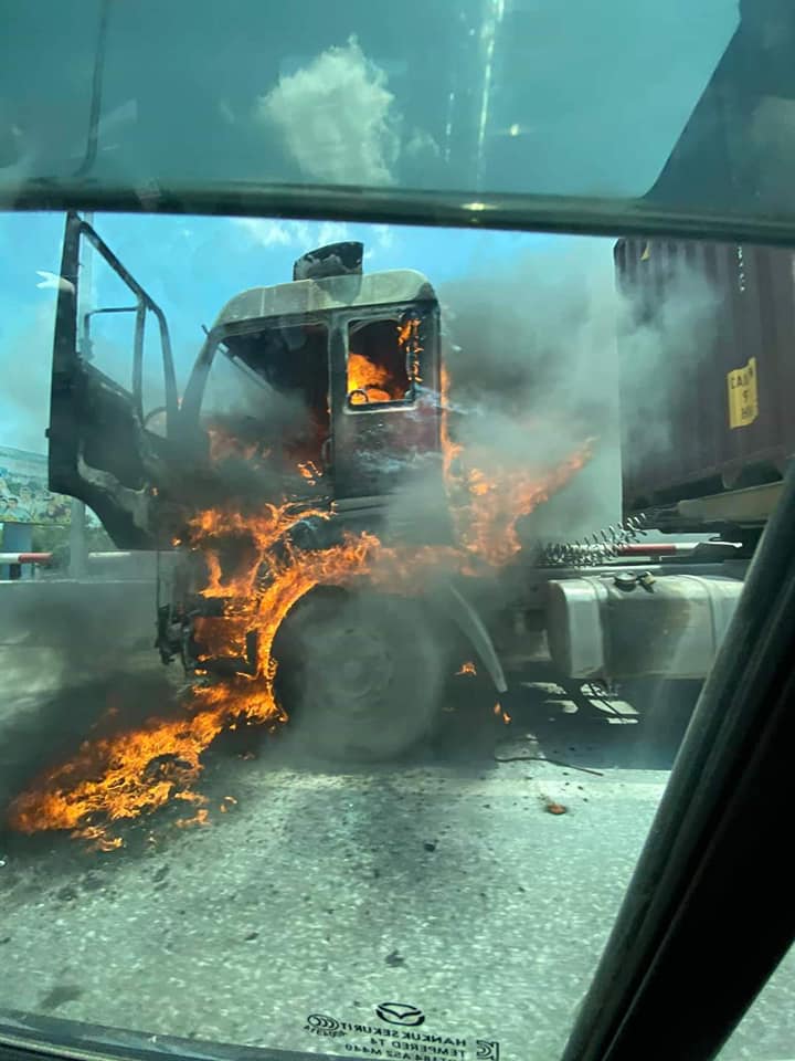 Xe đầu kéo bất ngờ bốc cháy khi đang lưu thông trên Quốc lộ 5