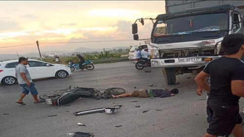 Nghệ an Người đàn ông điều khiển xe máy tử vong tại chỗ khi va chạm với xe tải trên Quốc lộ 1A