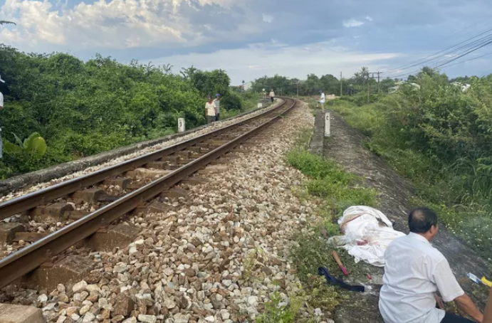 Thừa Thiên Huế Tai nạn đường sắt Bắc Nam, Người phụ nữ đi bộ qua đường sắt bị tàu tông tử vong