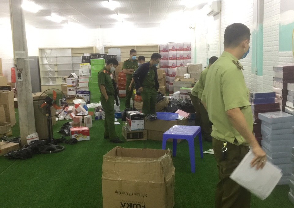 Bắt giữ lượng lớn hàng hóa nhập lậu không rõ nguồn gốc xuất xứ