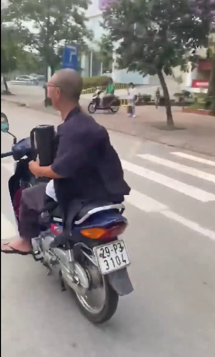 Hà Nội Xử phạt 8,25 triệu đồng, ông cụ 60 tuổi đi xe máy không đội MBH, buông cả hai tay