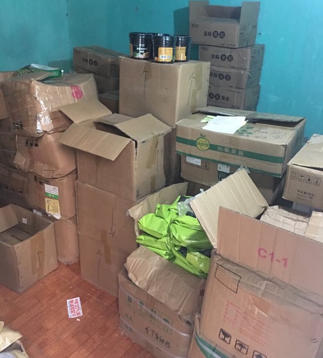 Phát hiện kho hàng chứa số lượng lớn nguyên liệu trà sữa nhập lậu