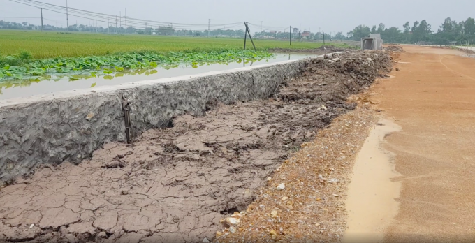 Ứng Hòa (Hà Nội) Cần làm rõ việc Công ty cổ phần Xây dựng cầu đường Hà Nội thi công nền đường bằng… bùn, rác thải