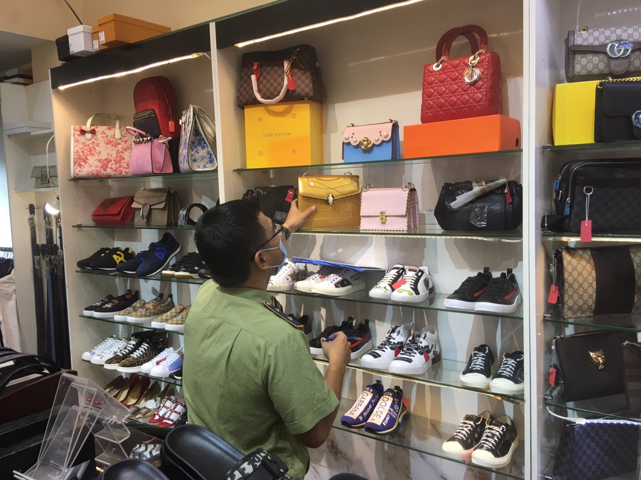 TP. HCM Liên tục phát hiện các điểm kinh doanh có dấu hiệu bán hàng giả