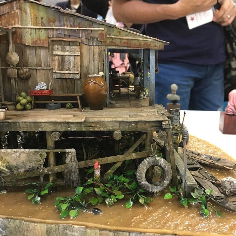 Nghệ nhân Lê Xuân Giang vừa tác phẩm mô hình nhà sàn vùng lũ miền Tây bằng gỗ trên mạng xã hội khiến nhiều người trầm trồ khen ngợi