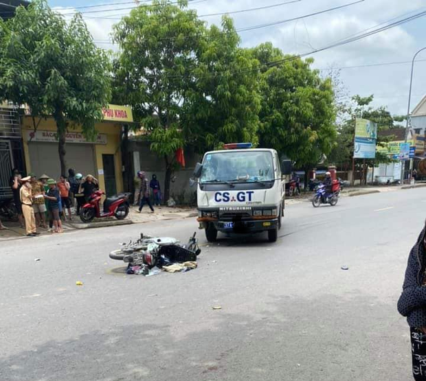 Xe máy va chạm với xe cảnh sát giao thông, hai mẹ con nguy kịch