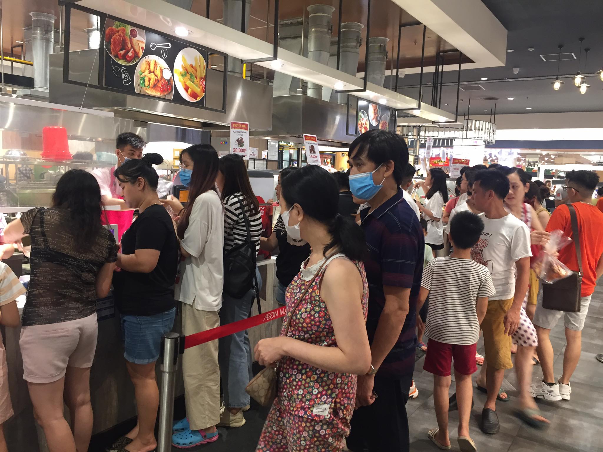 Người dân thủ đô đổ xô về các trung tâm thương mại tránh nóng