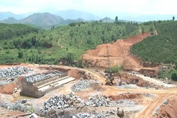 Tai nạn ở thủy điện Plei Kần Cần cẩu bị đứt cáp, 6 công nhân bị rơi từ trên cao xuống dòng nước xiết