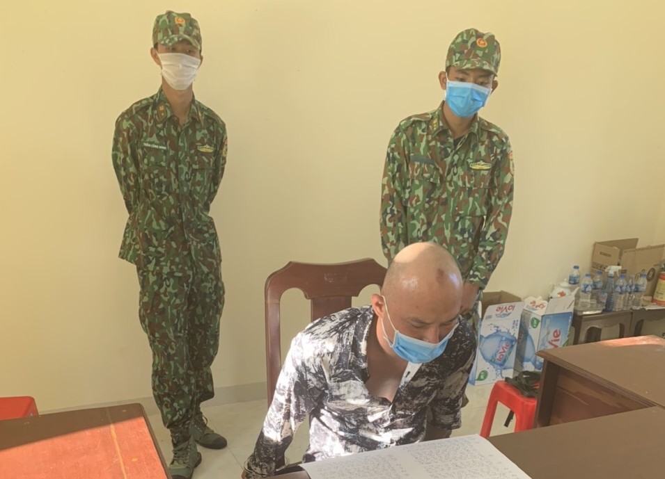 Long An Bắt đối tượng vận chuyển gần 21 kg ma túy và 3 khẩu súng qua biên giới 