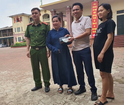 Hà Tĩnh Cặp vợ chồng trẻ trả lại tài sản giá trị hơn 30 triệu đồng cho người đánh rơi