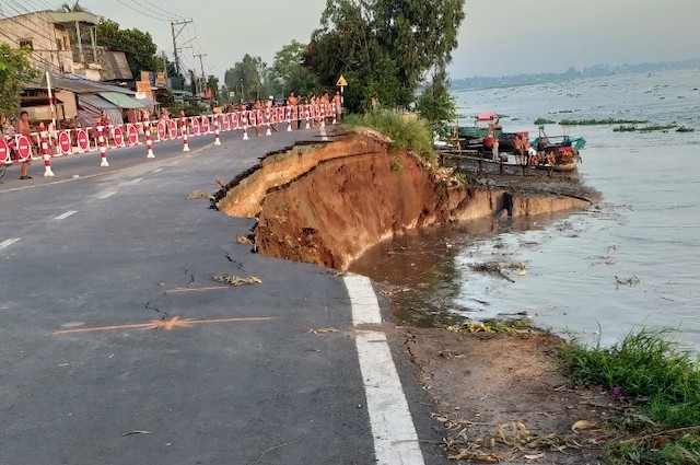 Sạt lở nghiêm trọng tại huyện Châu Phú Một đoạn Quốc lộ 91 sụp xuống sông Hậu, khẩn cấp di dời 27 hộ dân