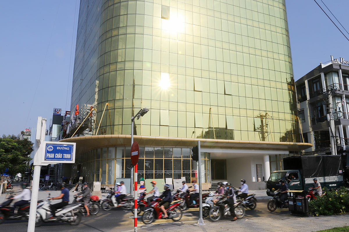 Đà Nẵng Xử phạt hai chủ đầu tư tòa nhà ốp kính vàng phản quang gây chói mắt