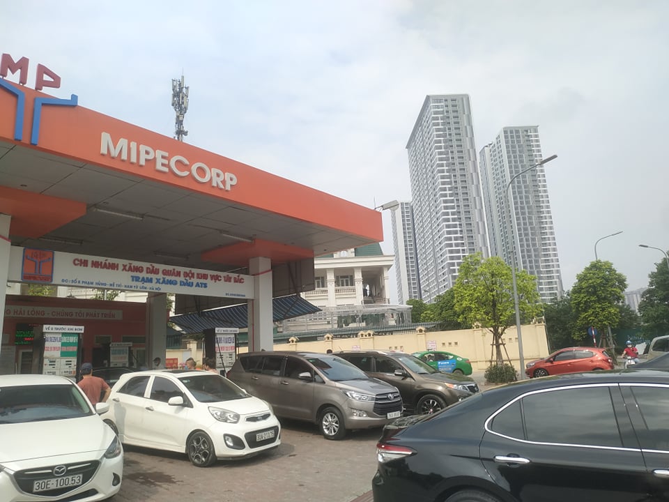 Hàng dài người chờ đổ xăng trước thông tin giá xăng tăng mạnh vào 15h chiều nay