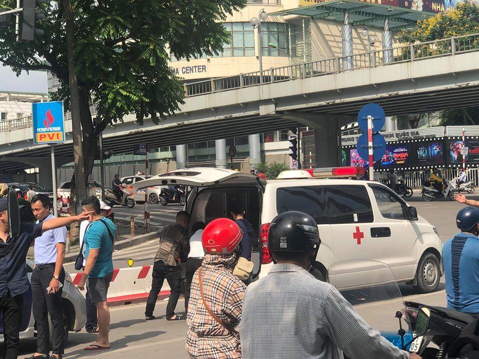 Hà Nội Tài xế taxi đột tử trên vô lăng tại ngã tư Láng Hạ