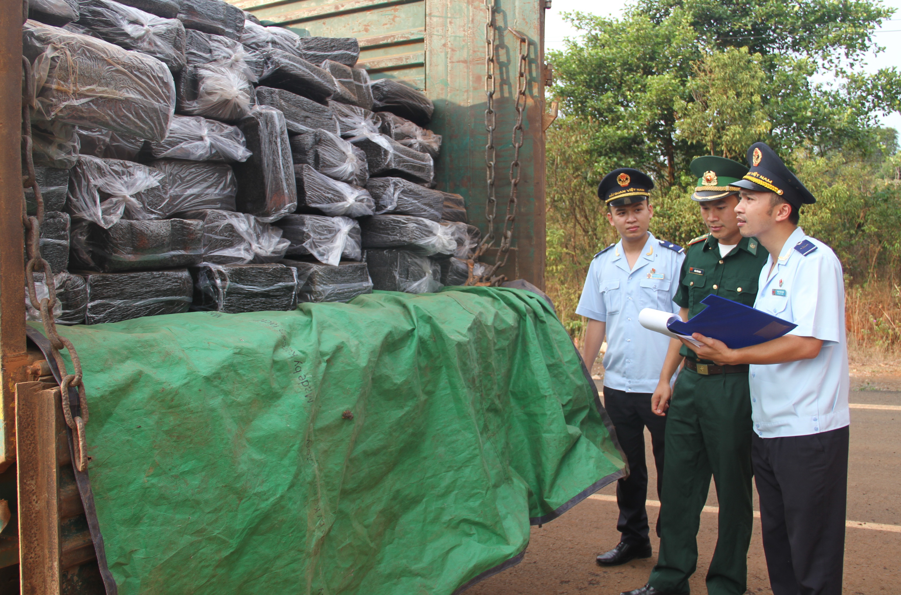 Bộ Tài chính rà soát việc xử phạt hàng hóa nhập khẩu chưa có nhãn phụ bằng tiếng Việt