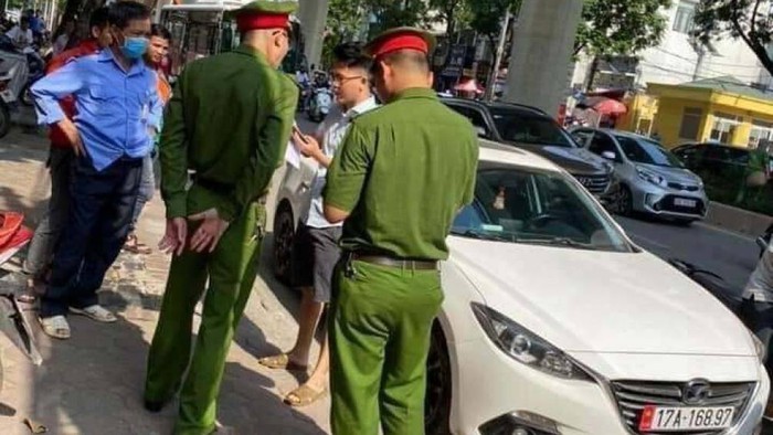 Khởi tố tài xế hất cảnh sát lên nắp ca pô rồi bỏ chạy ở Hà Nội
