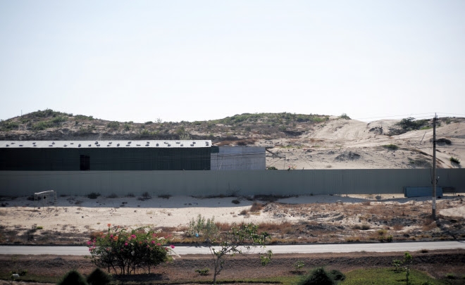 Dự án Sonasea Nha Trang của CEO Group vẫn là bãi đất cát hoang hóa bốn bề vây tôn 