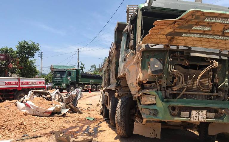Thanh Hóa Xe tải lật đổ đè bẹp rúm ô tô 4 chỗ, 3 người tử vong tại chỗ