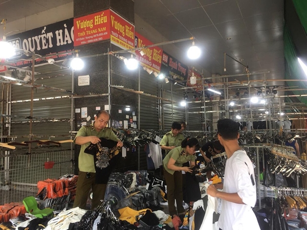Hà Nội Phát hiện gần 4.700 hàng giả, nhập lậu ở khu chợ Ninh Hiệp