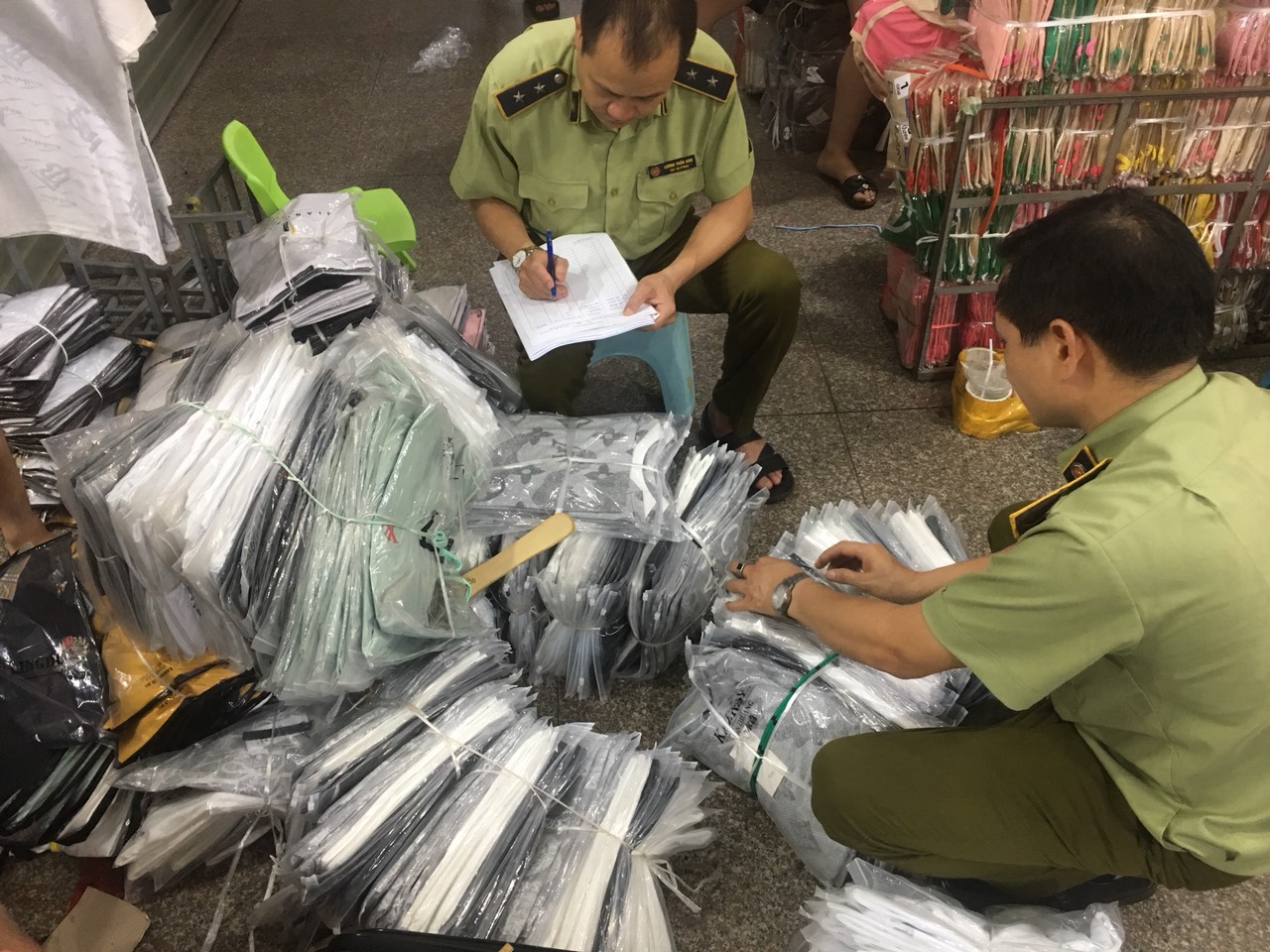 Tạm giữ gần 4.700 sản phẩm dây lưng, quần áo giả mạo nhãn hiệu nổi tiếng