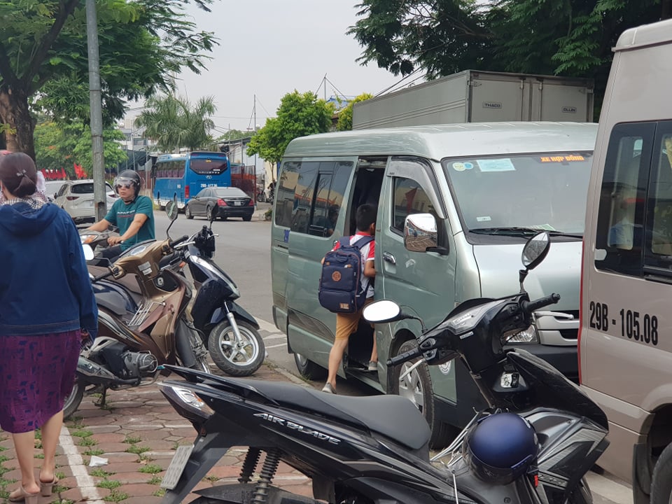 Vụ học sinh lớp 4 ở Hà Nội ngủ quên trên ô tô đưa đón  Xe là do phụ huynh tự thuê!