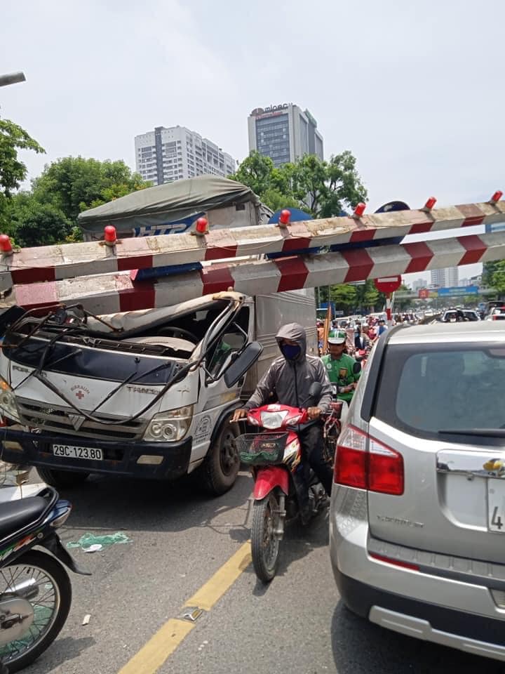 Hà Nội Xe tải húc đổ thanh chắn chiều cao cầu vượt Thái Hà gây ùn tắc cục bộ