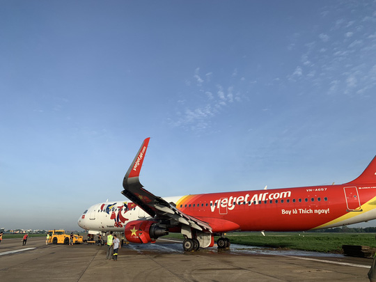 Sân bay Tân Sơn Nhất khôi phục hoạt động sau sự cố máy bay Vietjet trượt khỏi đường băng