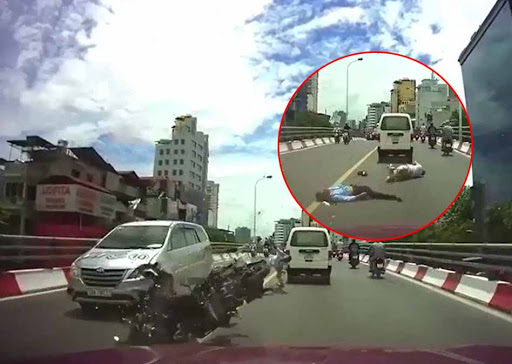 Tai nạn kinh hoàng 2 thanh niên vượt ẩu tông trực diện vào ô tô 7 chỗ trên cầu vượt Đại Cồ Việt