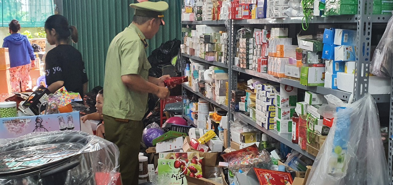 Đột kích cơ sở kinh doanh qua facebook, QLTT Hà Nội bắt giữ nhiều hàng giả thương hiệu nổi tiếng